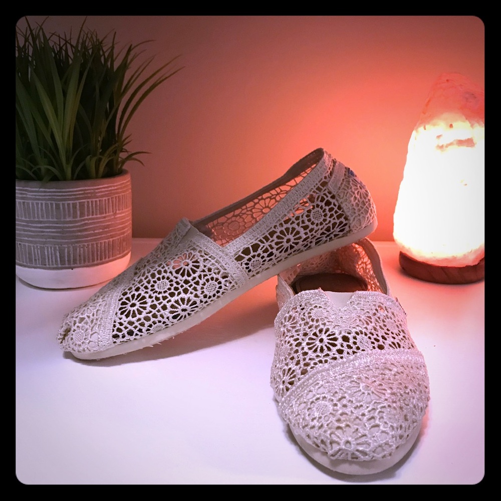 Crochet toms